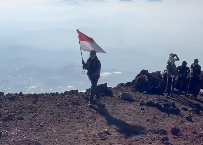Peringati HUT ke-80 RI, Ratusan Pendaki Naik Gunung Slamet Jalur Bambangan