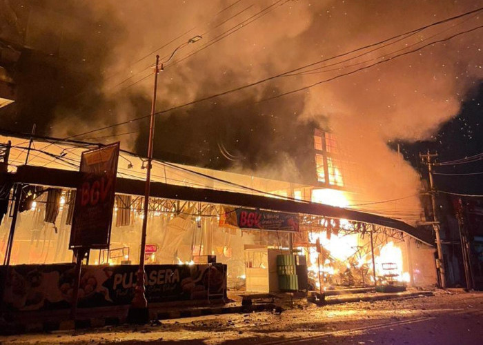 Kebakaran Hebat di Rita Pasaraya Cilacap, Lima Toko Terdampak