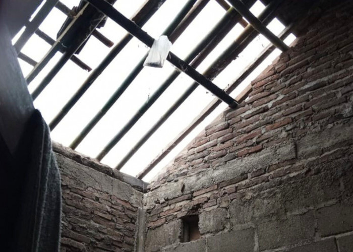 Atap Rumah Warga Selang Rusak Diterjang Hujan Deras