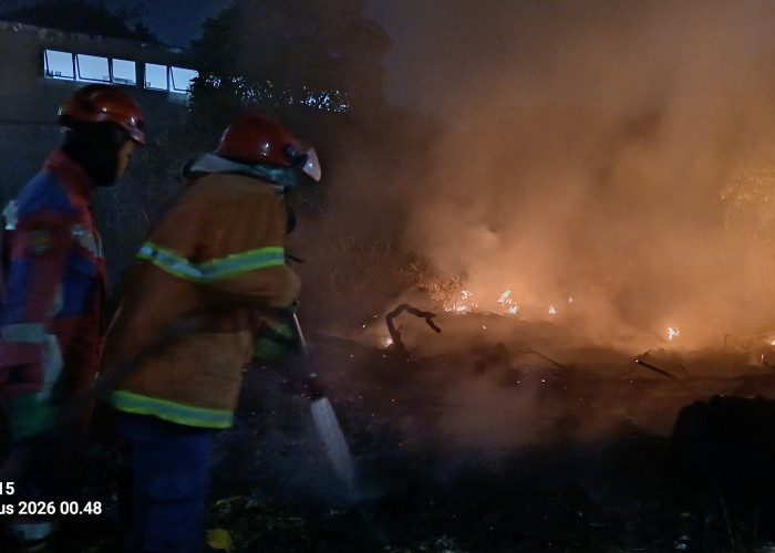 Lahan Kosong Terbakar Dini Hari di Arcawinangun, Damkar Padamkan Api Seluas 150 Meter Persegi