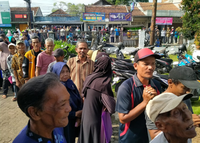 Antrean Pencairan BLT Kesra Rp 900 Ribu Mengular di Kantor Pos Banyumas Jelang Tutup Tahun
