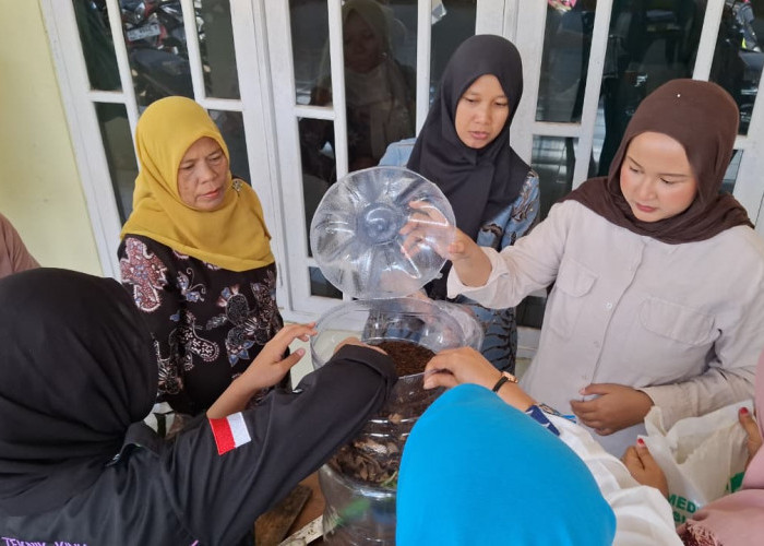 Kader PKK Banjarparakan Dilatih Mengolah Sampah Dapur Menjadi Pupuk Organik Cair