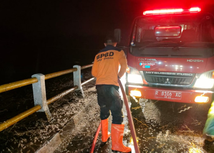 Dipenuhi Serangga Lembayang, Puluhan Sepada Motor Tergelincir dan Jatuh di Jembatan Sungai Klawing Pasren