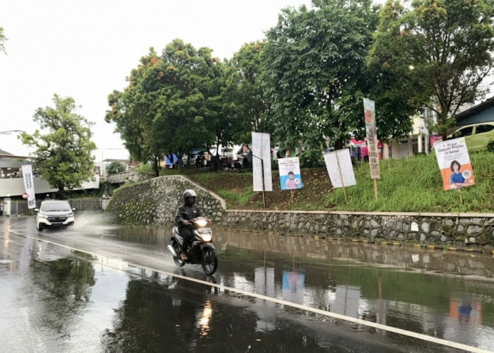 Drainase Meluap, Jalan di Depan Stasiun Purwokerto Tergenang Banjir Usai Hujan Deras