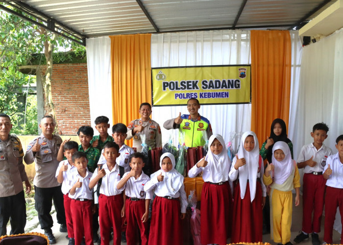 Kapolres Kebumen Salurkan Bantuan Siswa Kurang Mampu