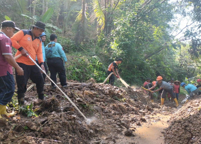 Material Longsor di Desa Tamansari Karanglewas Dibersihkan 