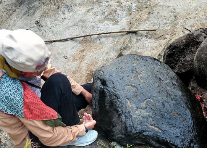 Batu Diduga Prasasti Ditemukan di Bantaran Sungai Cijolang Dayeuhluhur