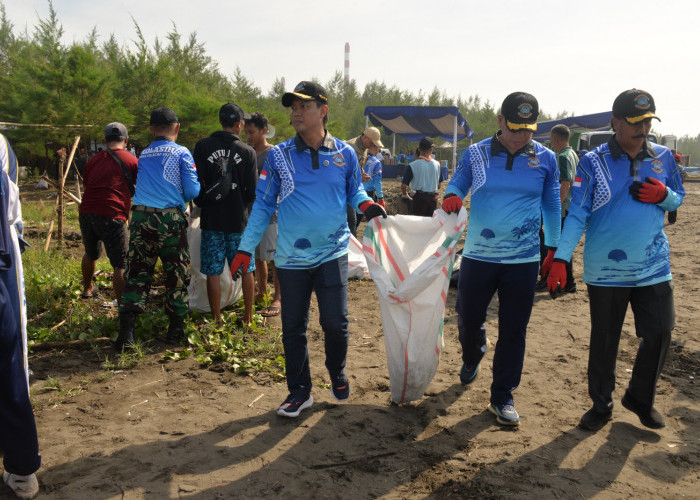 Program Laut Bersih, Ratusan Relawan Bersihkan Pantai Menganti Cilacap dari Tumpukan Sampah