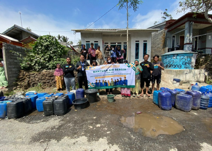 Mahasiswa KKN UMP Distribusikan Bantuan Air Bersih ke Desa Terdampak Kekeringan