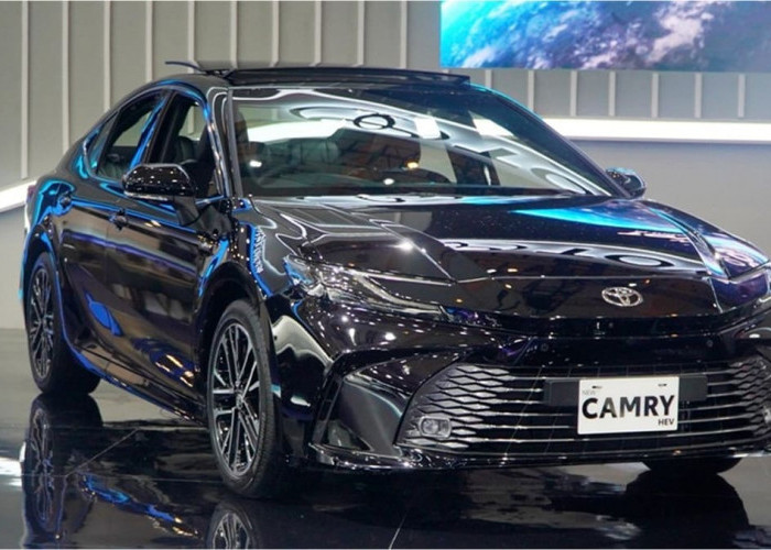 Jangan Beli Mobil Hybrid Sebelum Lihat Fitur Gila Camry HEV 2025 Ini!