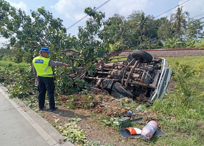 Truk Tangki Terguling ke Sawah Kemranjen Banyumas, Sopir Selamat