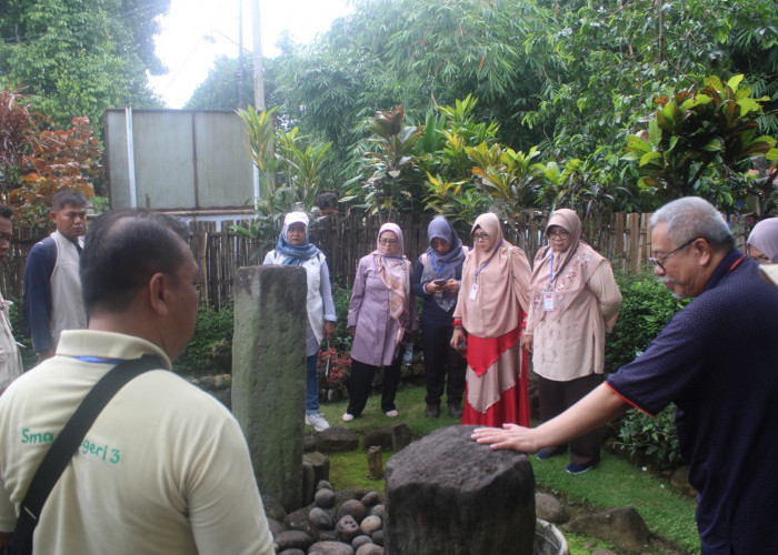 Tim Pengabdian Prodi Pendidikan Sejarah UMP Edukasi Sejarah dan Telusuri Situs Bersejarah di Banyumas