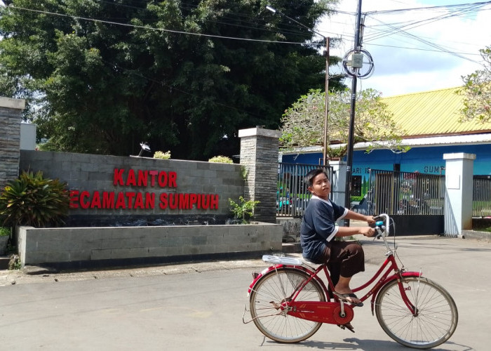 Gerbang Kantor Kecamatan Sumpiuh Banyumas Diusulkan Direhab, Akses Dinilai Sempit