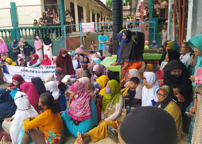 Terima Bansos, Warga di Watuagung Sabar Menunggu Antrean Sambil Selonjoran di Komplek Kantor Desa