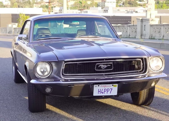 Potret Mobil Ford Mustang 1968 yang Dikendarai Jin BTS dalam MV 'Running Wild', Harganya Gak Main-Main!