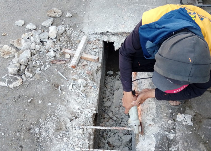 Damkar Banyumas Dilibatkan Atasi Drainase Mampet, Sedimen 1,3 Kubik Diangkat dari Saluran Jalan Protokol
