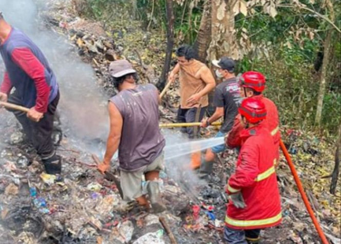 Damkar Sayangkan Pembakaran Sampah di TPS Liar di Mrebet