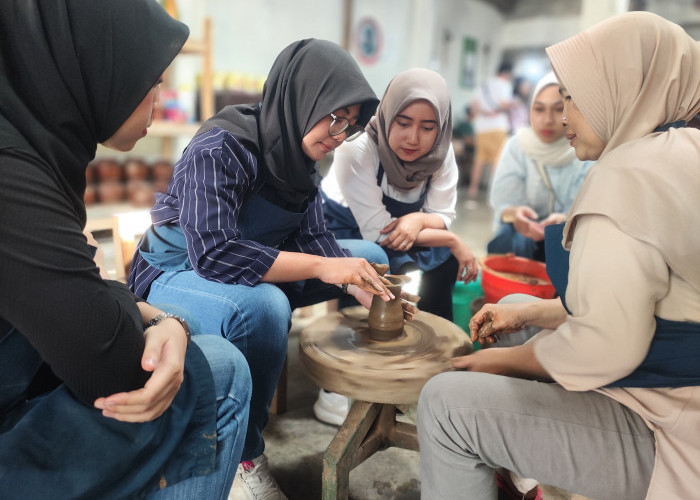 Astra Motor Yogyakarta Ajak Bikers Berkreasi Bersama Pengrajin Gerabah di Magelang