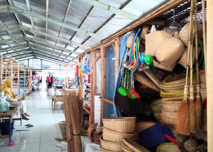 30 Pedagang di Pasar Wijahan Banyumas Bertahan Jualan Meski Kurang Ramai Pembeli