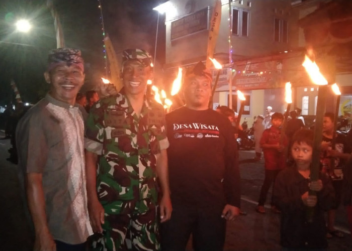 Tradisi Ratiban, Bawa Obor Jalan Kaki Tempuh 3 Km Keliling Desa Pekunden