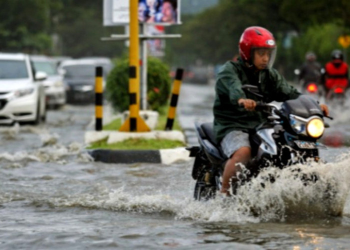 Tips Bermotor Saat jalan Tergenang Banjir 