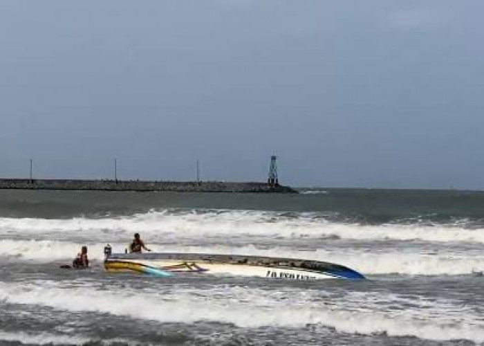 Kapal Nelayan Pencari Benur Terbalik di Teluk Penyu Cilacap, Dua ABK Selamat