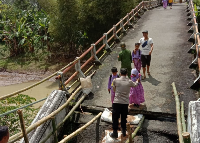 Sepekan Jembatan Lopasir Putus, Siswa TK dan SD Dibopong Untuk ke Sekolah
