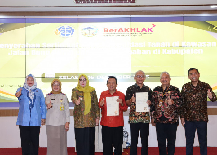 Wabup Serahkan 100 Sertifikat Hasil Konsolidasi Lahan Jalan Bung Karno