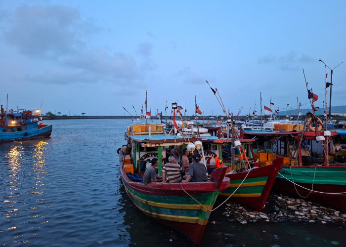 Ombak di Perairan Cilacap Tinggi, Nelayan Tidak Melaut