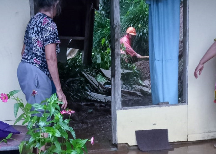 Hujan Deras Kembali Sebabkan Longsor di Palugon Cilacap, Satu Keluarga Terpaksa Mengungsi