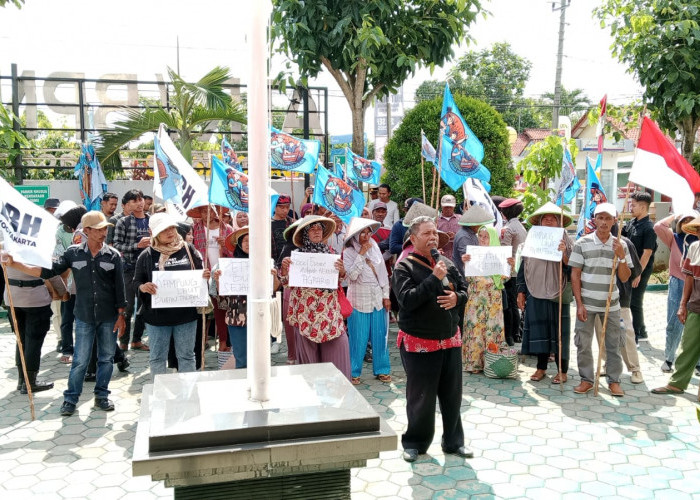 Puluhan Warga Kampung Laut Geruduk Kantor ATR/BPN Cilacap, Tuntut Kepastian Hak Tanah