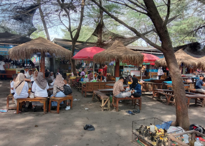 Hari Terakhir Liburan, Ribuan Pengunjung Padati Pantai Mliwis 