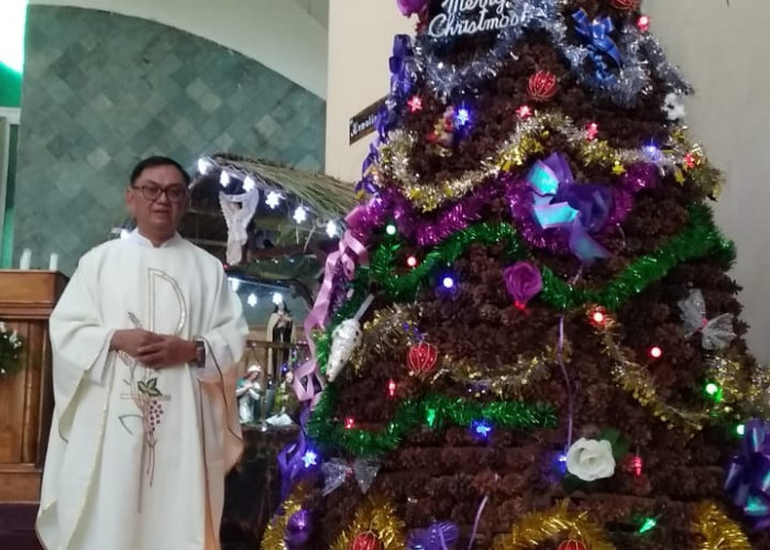 Kreatif, Pohon Natal Bunga Pinus di Gereja Katolik Santa Theresia Sumpiuh