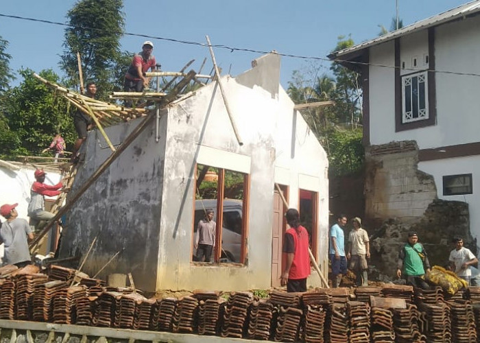 Ini Foto-foto Rumah dan Kendaraan yang Rusak Karena Longsor di Jembangan Banjarnegara