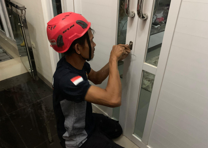 Panik Anak Tertidur dengan Pintu Rumah Terkunci dari Dalam, Langsung Lapor Damkar Kroya Cilacap