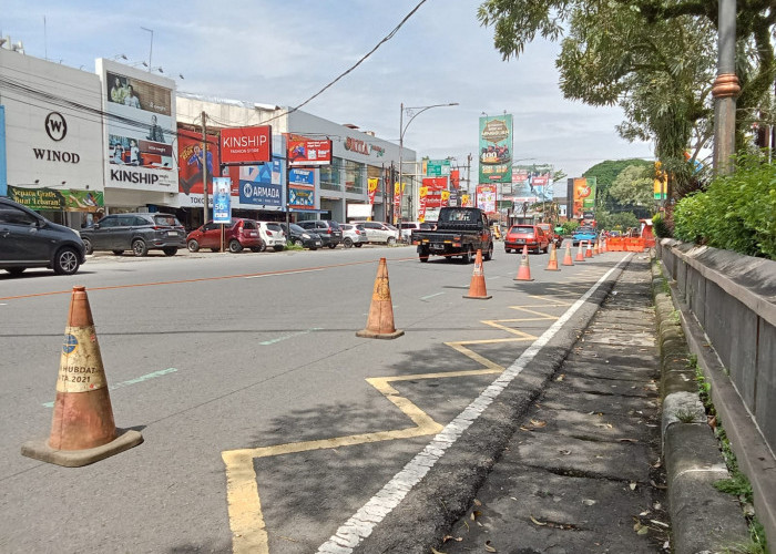 Cegah Parkir Liar Barrier Larangan Dipasang, Jalan Jenderal Sudirman Jadi Prioritas Penertiban Jelang Idul Fit