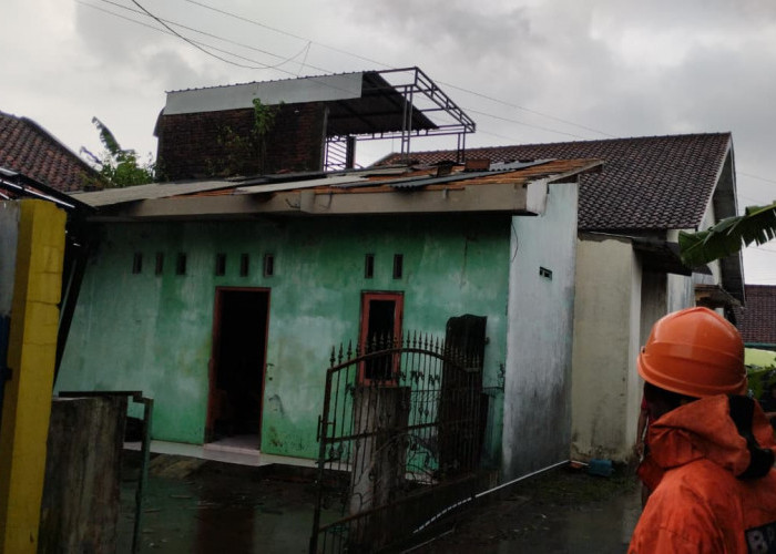 Puting Beliung Rusak 28 Rumah di Ledug, Diterjang Angin Kencang Sore Hari