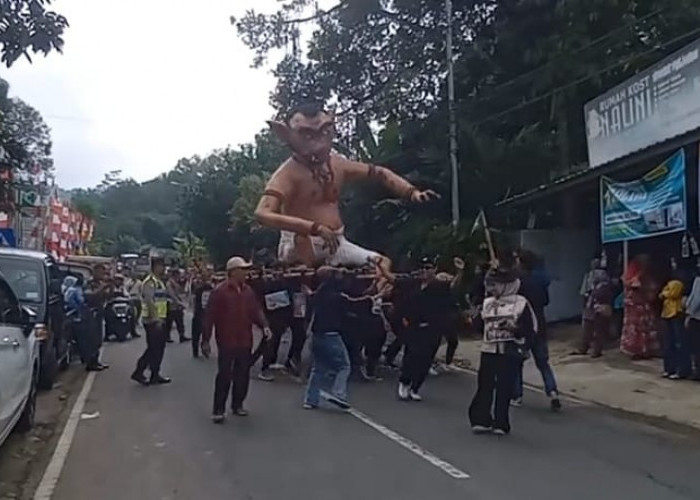 Melihat Keseruan Ruwat Bumi Desa Kesenet