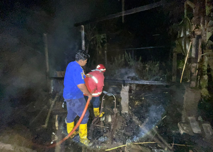 Sisa Bara Pembakaran Sampah Bakar Kandang Kambing di Mrebet, Uang Rp3 Juta Ikut Ludes