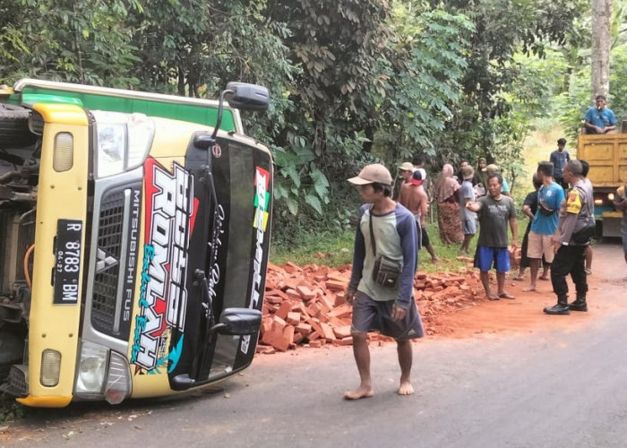 Patah Gardan, Truk Bermuatan Batu Bata Terguling di Pengadegan