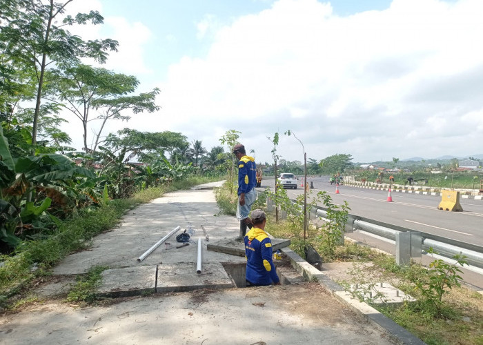 Kabel Bawah Tanah Diasang untuk Kelengkapan LPJU di Jalan Bung Karno Purwokerto