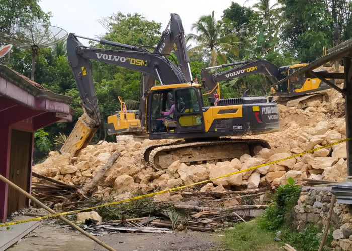 Sepuluh Rumah Warga Di Tiga RT Ikut Terancam Longsor
