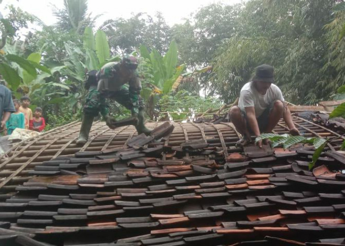 Diguyur Hujan Deras, Rumah milik Warga Tarisi Kecamatan Wanareja Ambruk Hingga Rata dengan Tanah