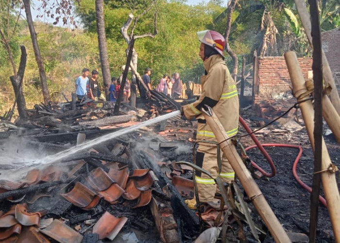 Diduga dari Tungku Dapur, Rumah di Cimanggu Cilacap Ludes Terbakar, Lima Kambing Ikut Terdampak  
