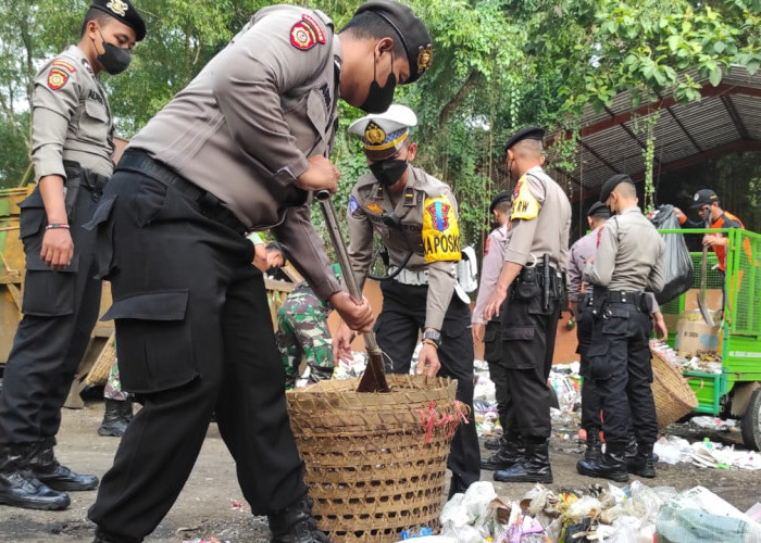 Kegiatan Serentak, Polres Purbalingga Bersihkan Sampah Bersama Instansi Terkait dan Masyarakat