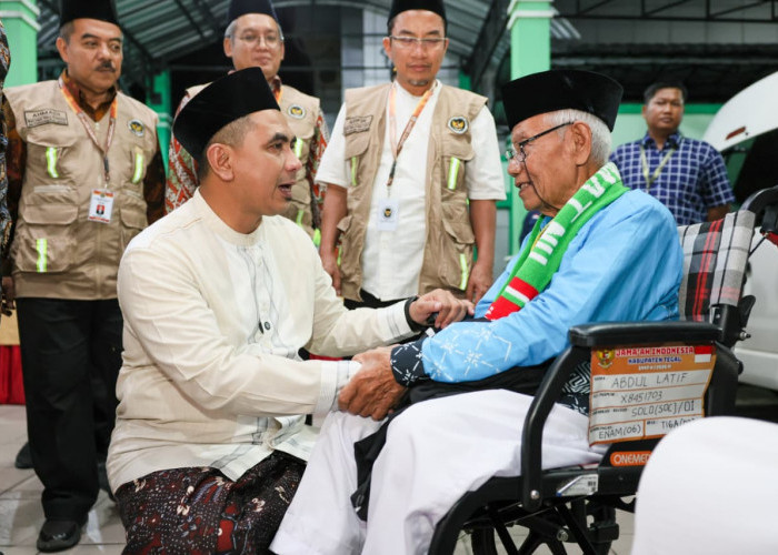 Taj Yasin Lepas Kloter Pertama Haji 2026 dari Embarkasi Solo, Jateng Berangkatkan 34.122 Jemaah