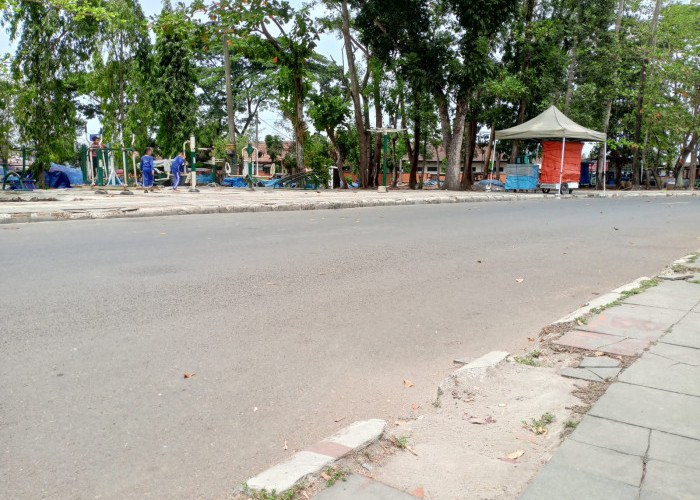 Trotoar GOR Goentoer Darjono Rusak dan Dipakai PKL, Pemkab Akui Belum Ada Anggaran Perbaikan
