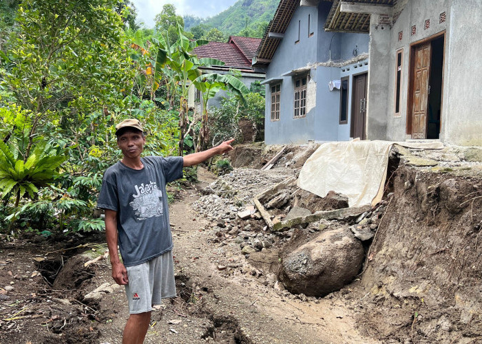 Teras Rumah Warga Desa Sampang Amblas Akibat Tanah Bergerak