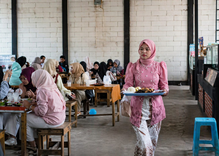 Gunakan Kebaya, Pedagang di Purwokerto Hidupkan Semangat Kartini