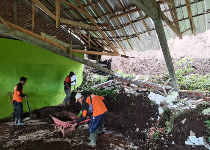 Ruang Kelas Rusak Akibat Longsor di Banjarnegara